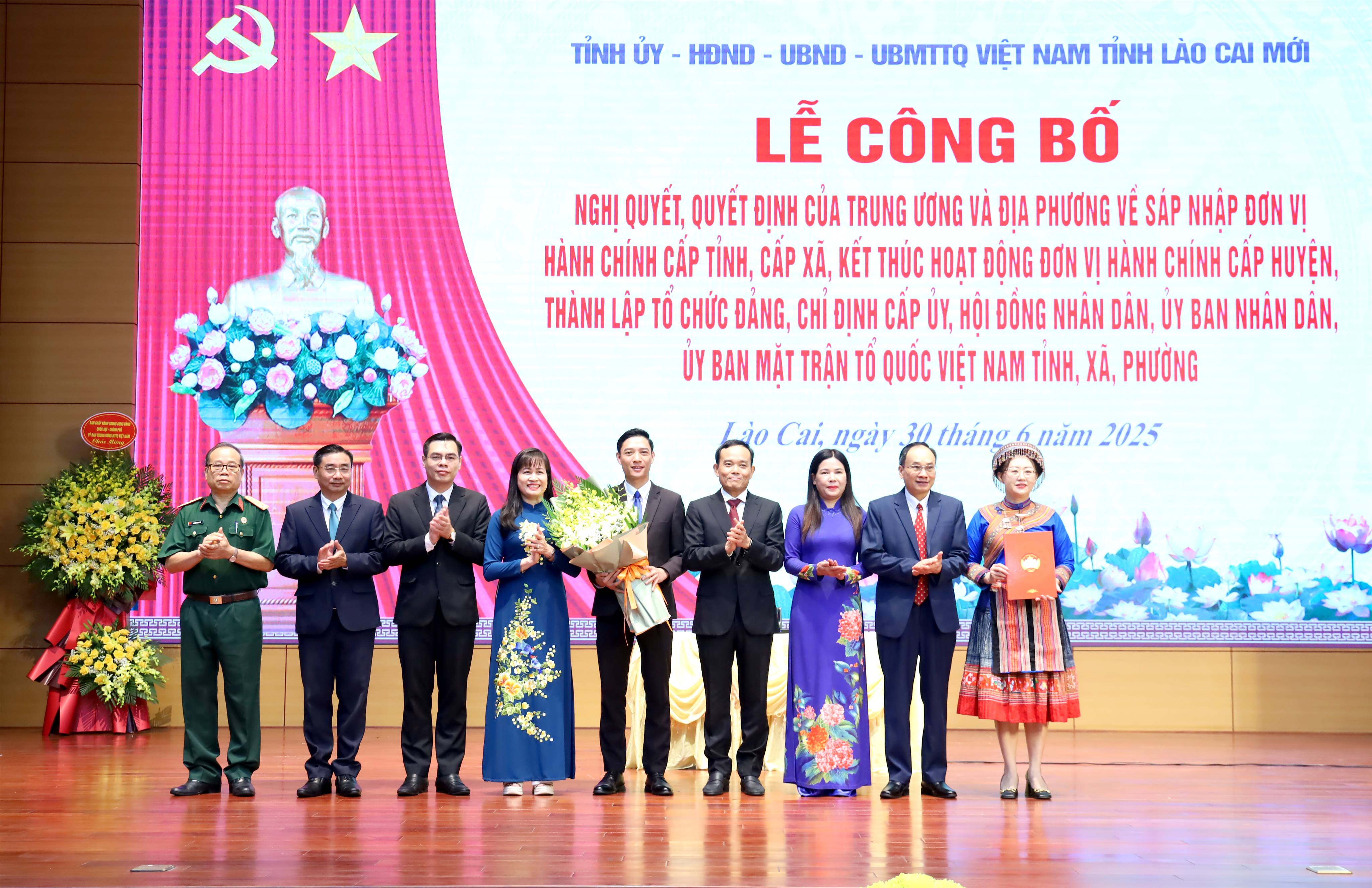 Đồng chí Trần Lưu Quang - Bí thư Trung ương Đảng, Trưởng Ban chính sách và chiến lược Trung ương trao Quyết định của Ủy ban Trung ương  MTTQ Việt Nam thành lập Ủy ban MTTQ Việt Nam tỉnh Lào Cai